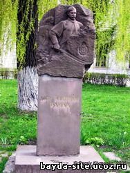 Памятник Дмитрию Вишневецкому (Байде) перед Вишневецким дворцом. Вишневец